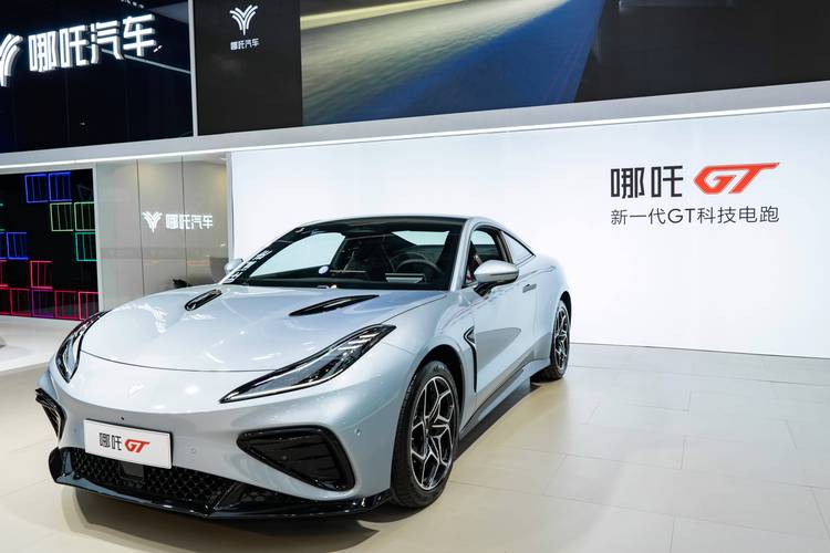 重庆195哪吒汽车在智能汽车领域的表现，领途汽车在新能源汽车市场中的影响力